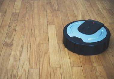 Siyah robot elektrik süpürgesi. Senin metin için yer.