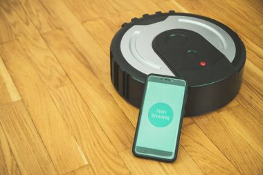 Robotik elektrik süpürgesini kontrol etmek için mobil uygulamalı telefon.