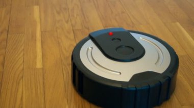 Yerde siyah robot elektrik süpürgesi.