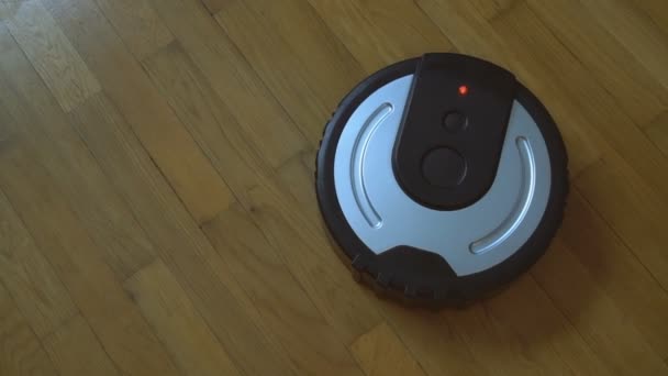 Yerde Siyah Robot Elektrik Süpürgesi — Stok video