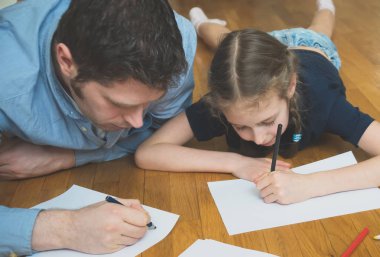 Baba ve kızı yere çizim.