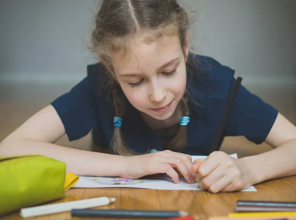 Kleines Mädchen zeichnet zu Hause mit Bleistift. — Stockfoto