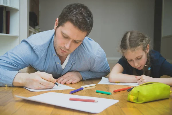 Vater und Tochter zeichnen auf dem Fußboden. — Stockfoto