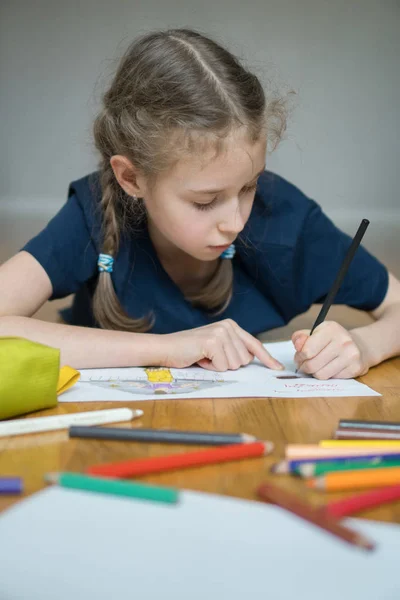 Menina desenho com lápis em casa . — Fotografia de Stock