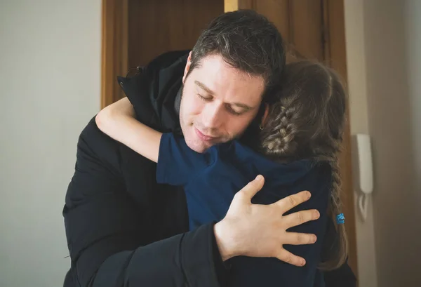 Отец обнимает ее дочь после долгого путешествия . — стоковое фото