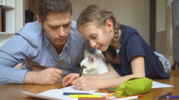 Famiglia Con Disegno Gatto Sul Pavimento — Video Stock