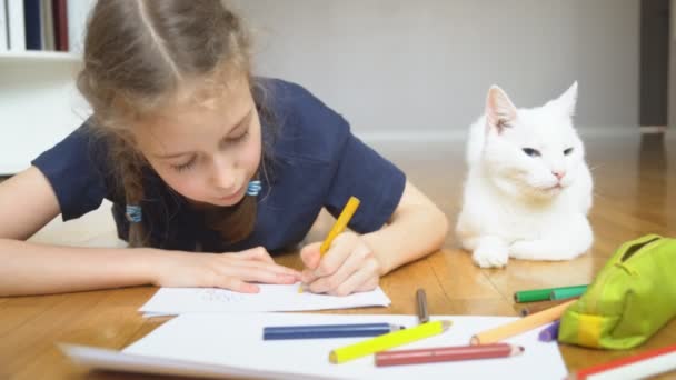 Маленька Дівчинка Малює Олівцем Вдома — стокове відео