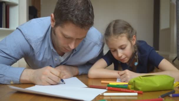 Pai Sua Filha Desenhando Chão — Vídeo de Stock