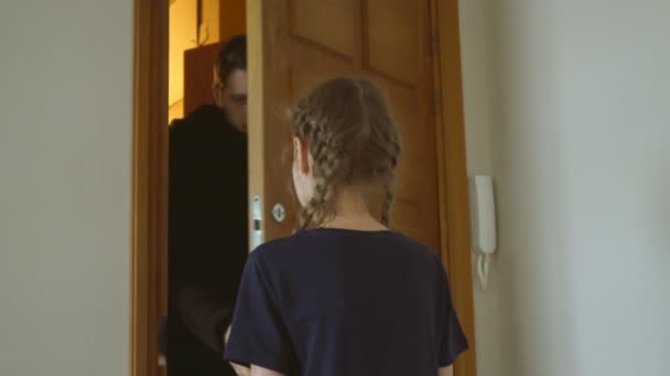 Far Kramar Hennes Dotter Efter Lång Resa — Stockvideo