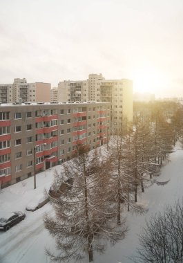 Katleri Caddesi, Lasnamae, Tallinn 'de karlı havada gün batımı.