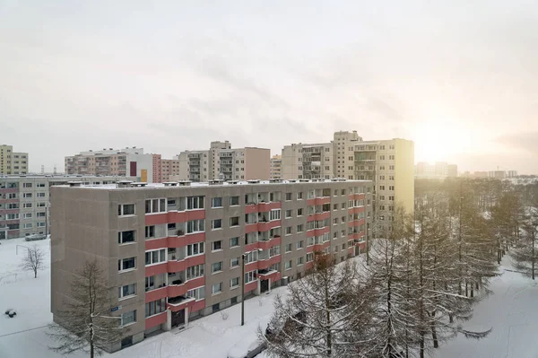 Zachód słońca w śnieżnej pogodzie na ulicy Katleri, Lasnamae, Tallin. — Zdjęcie stockowe