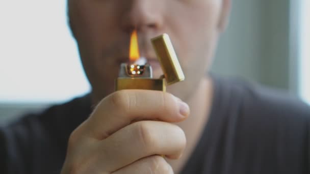 Homem Acende Cigarro Com Isqueiro Eletrônico — Vídeo de Stock