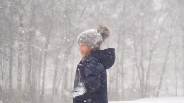 Маленькая Девочка Кружится Снежную Погоду — стоковое видео