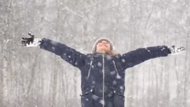 Kleines Mädchen Mit Weit Aufgerissenen Armen Bei Schneetreiben — Stockvideo