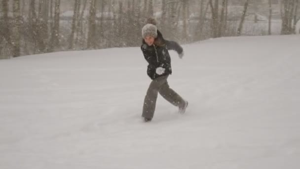 雪天気で楽しい女の子 — ストック動画