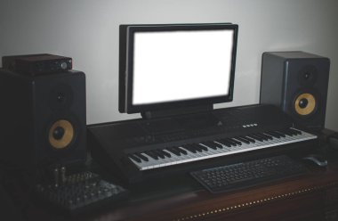 Ev kayıt stüdyosu profesyonel monitörler ve MIDI klavye ile. Metin için yer.