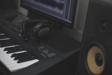 Profesyonel monitörler, kulaklık, midid klavye ve pc müzik yazılımı ile.
