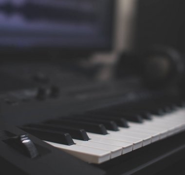 MIDI klavye ve pc müzik yazılımı ile. Ev müzik stüdyosu kavramı.