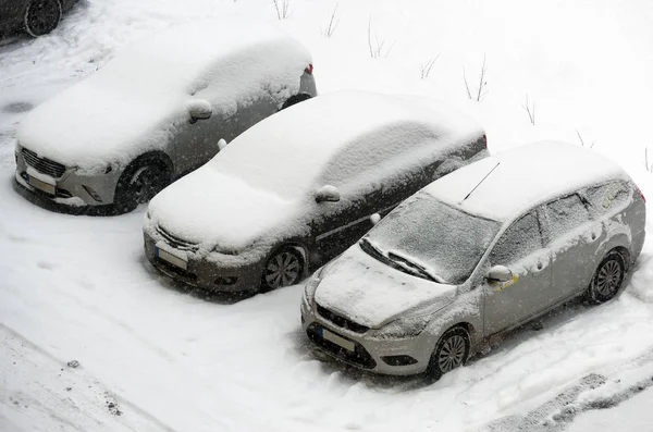 Carros cobertos de neve na rua no inverno . — Fotografia de Stock