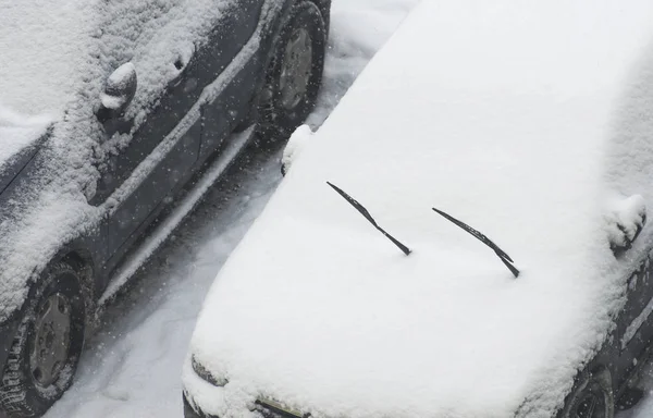 Carros cobertos de neve na rua no inverno . — Fotografia de Stock