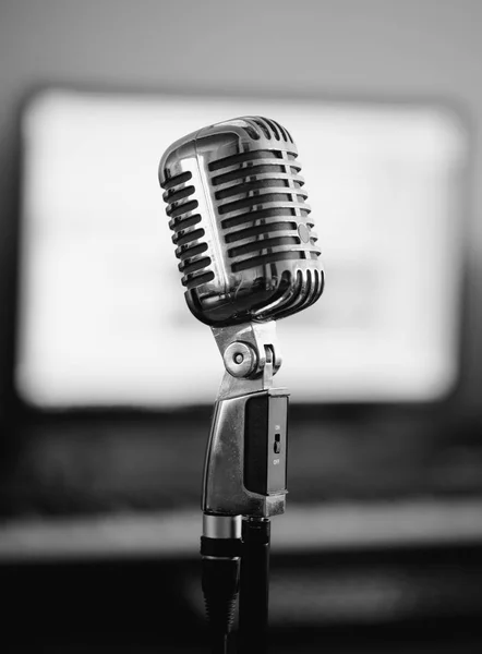 Micrófono retro en el estudio en casa. Blanco y negro . — Foto de Stock