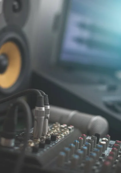 Mixer, kondensatormikrofon och professionell bildskärm. Begreppet hem musikstudio. — Stockfoto