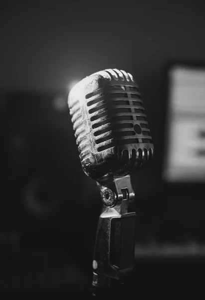 Microfone retro no estúdio de música caseira. Preto e branco . — Fotografia de Stock