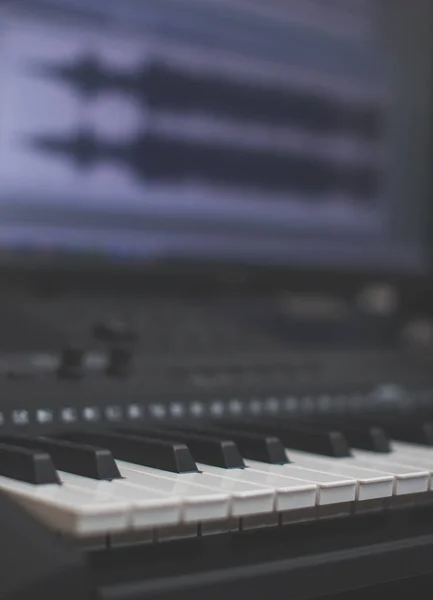 Midi 键盘和电脑与音乐软件。家庭音乐工作室概念. — 图库照片