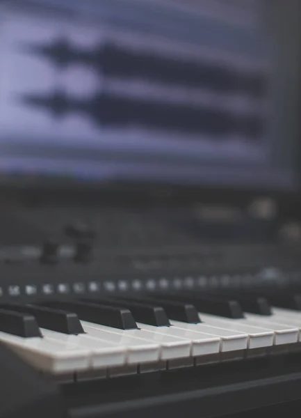 Teclado Midi e PC com software de música. Conceito de estúdio de música em casa . — Fotografia de Stock