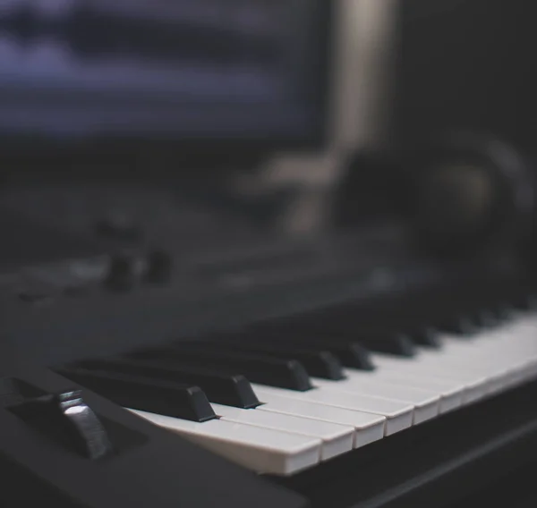 Midi-Tastatur und PC mit Musik-Software. Konzept des Heimmusik-Studios. — Stockfoto