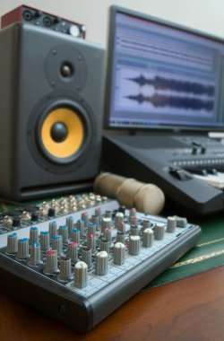 Mikser, mikrofon ve profesyonel monitör. Ev müzik stüdyosu kavramı.
