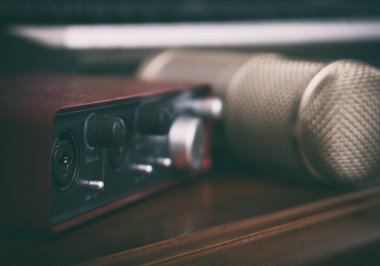 Taşınabilir ses kartı ve Kondenser mikrofon. Ev müzik stüdyosu kavramı.
