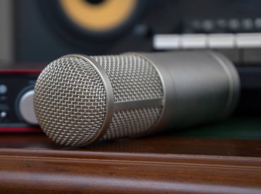 Taşınabilir ses kartı ve Kondenser mikrofon. Ev müzik stüdyosu kavramı.