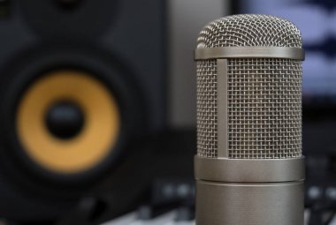Profesyonel stüdyo monitör ve Kondenser mikrofon. Ev müzik stüdyosu kavramı.