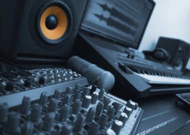 Mikser, mikrofon ve profesyonel monitör. Ev müzik stüdyosu kavramı. Mavi tarz.
