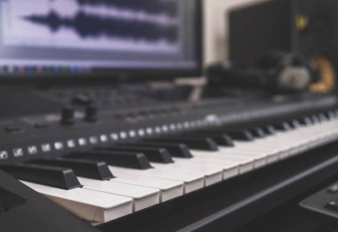 Ev kayıt stüdyosu profesyonel monitörler ve MIDI klavye ile.