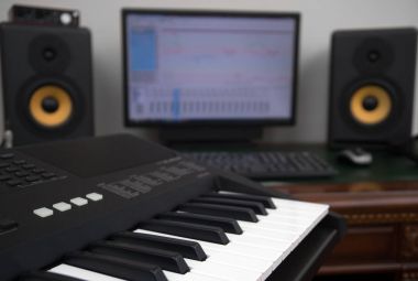 Ev kayıt stüdyosu profesyonel monitörler ve MIDI klavye ile.