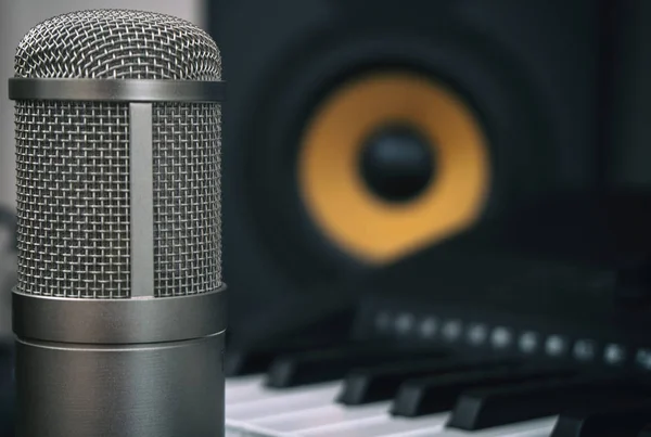 Monitor de estúdio profissional e microfone condensador. Conceito de estúdio de música em casa . — Fotografia de Stock