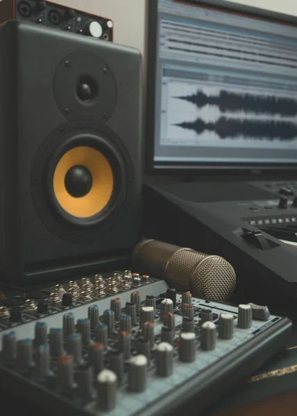 Mixer, kondensatormikrofon och professionell bildskärm. Begreppet hem musikstudio. — Stockfoto