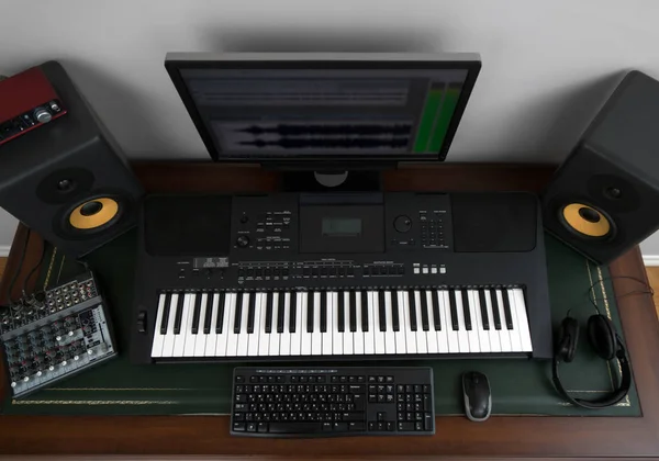 家庭录音工作室与专业显示器和 midi 键盘。顶部视图. — 图库照片