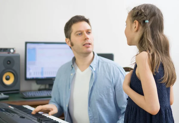 Mannelijke stemcoach meisje leren hoe om te zingen. Gericht op meisje. — Stockfoto