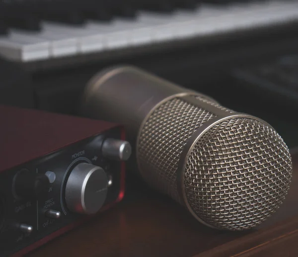 Placa de som portátil e microfone condensador. Conceito de estúdio de música em casa . — Fotografia de Stock