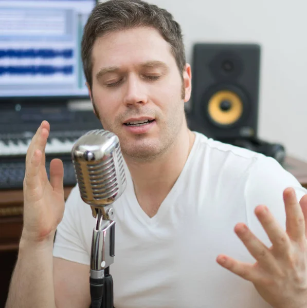 Bonito homem ensaiando uma música no estúdio de música . — Fotografia de Stock