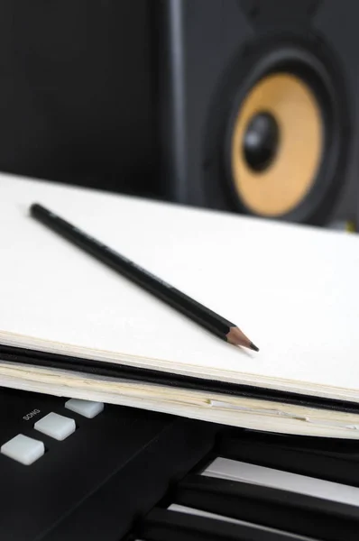 Πιάνο πληκτρολόγιο, πένα και φύλλο. Έννοια της σύνθεσης τραγουδιού. — Φωτογραφία Αρχείου