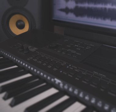 Ev kayıt stüdyosu profesyonel monitörler ve MIDI klavye ile.