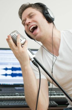Yakışıklı adam bir şarkı müzik stüdyo kayıt.