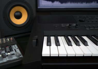 Ev kayıt stüdyosu profesyonel monitörler ve MIDI klavye ile.