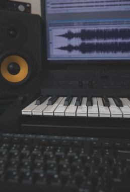 Ev kayıt stüdyosu profesyonel monitörler ve MIDI klavye ile.