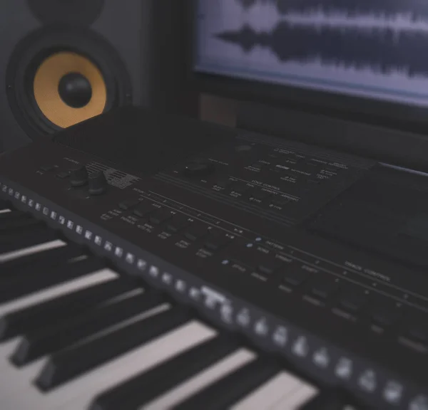 Hem inspelningsstudio med professionella bildskärmar och MIDI-keyboard. — Stockfoto