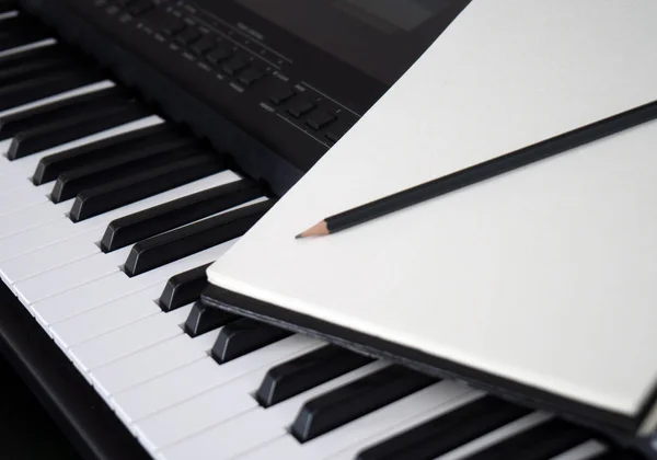 Piano tangentbord, penna och blad. Begreppet komponera låten. — Stockfoto